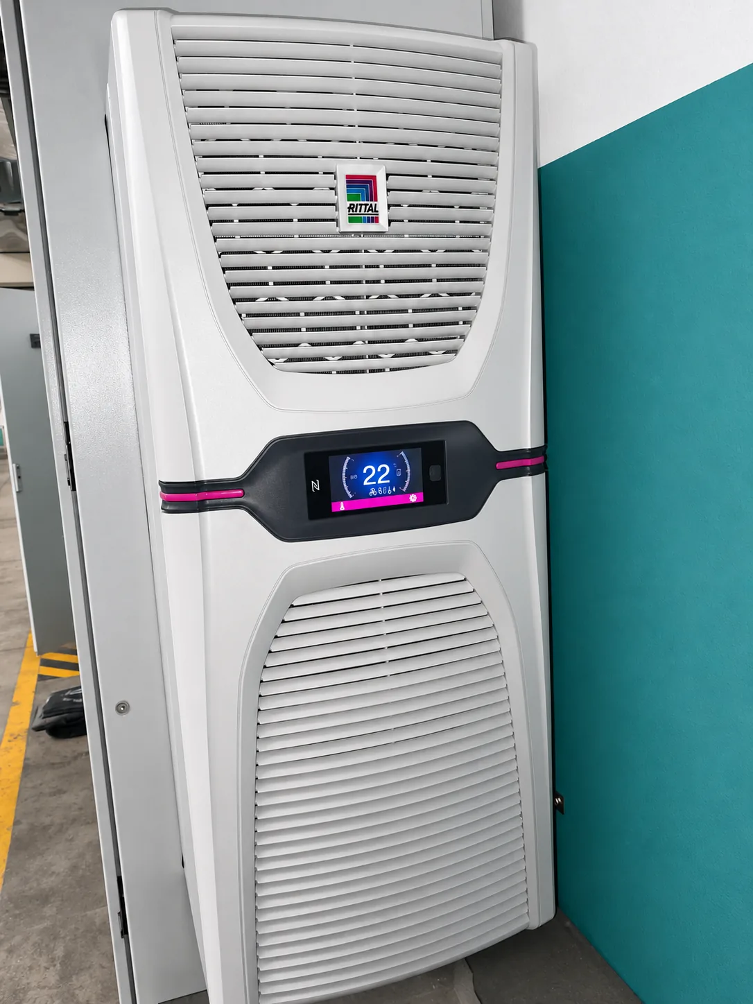 Tablero eléctrico con climatizadores tipo mural montados