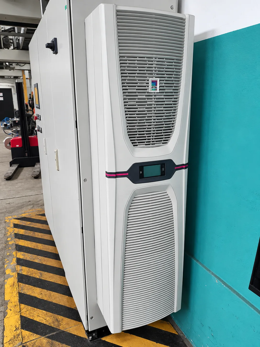 Montaje de climatizador tipo mural en un tablero eléctrico